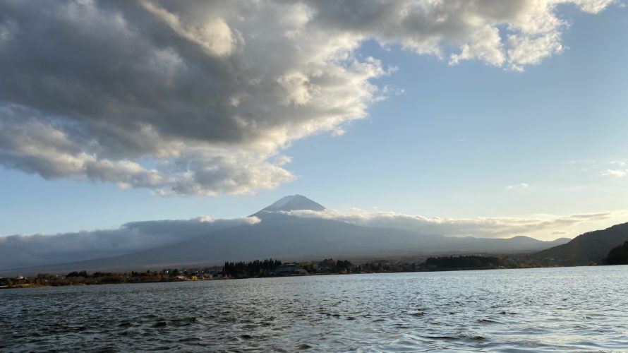 富士山をバックに